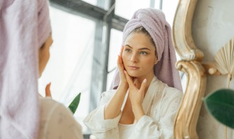 Ρετινόλη: Πώς ωφελεί το δέρμα σας και τι να προσέξετε